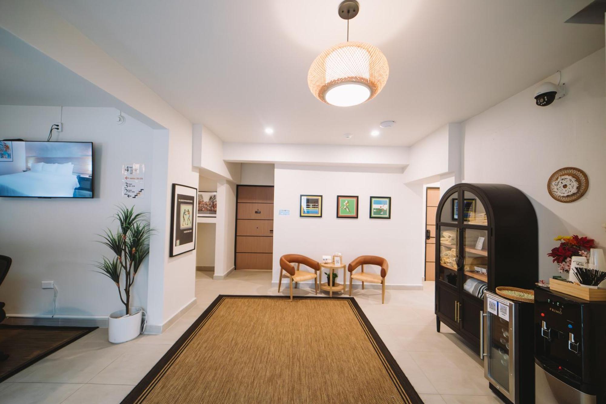 The Looking Glass Hotel 3*