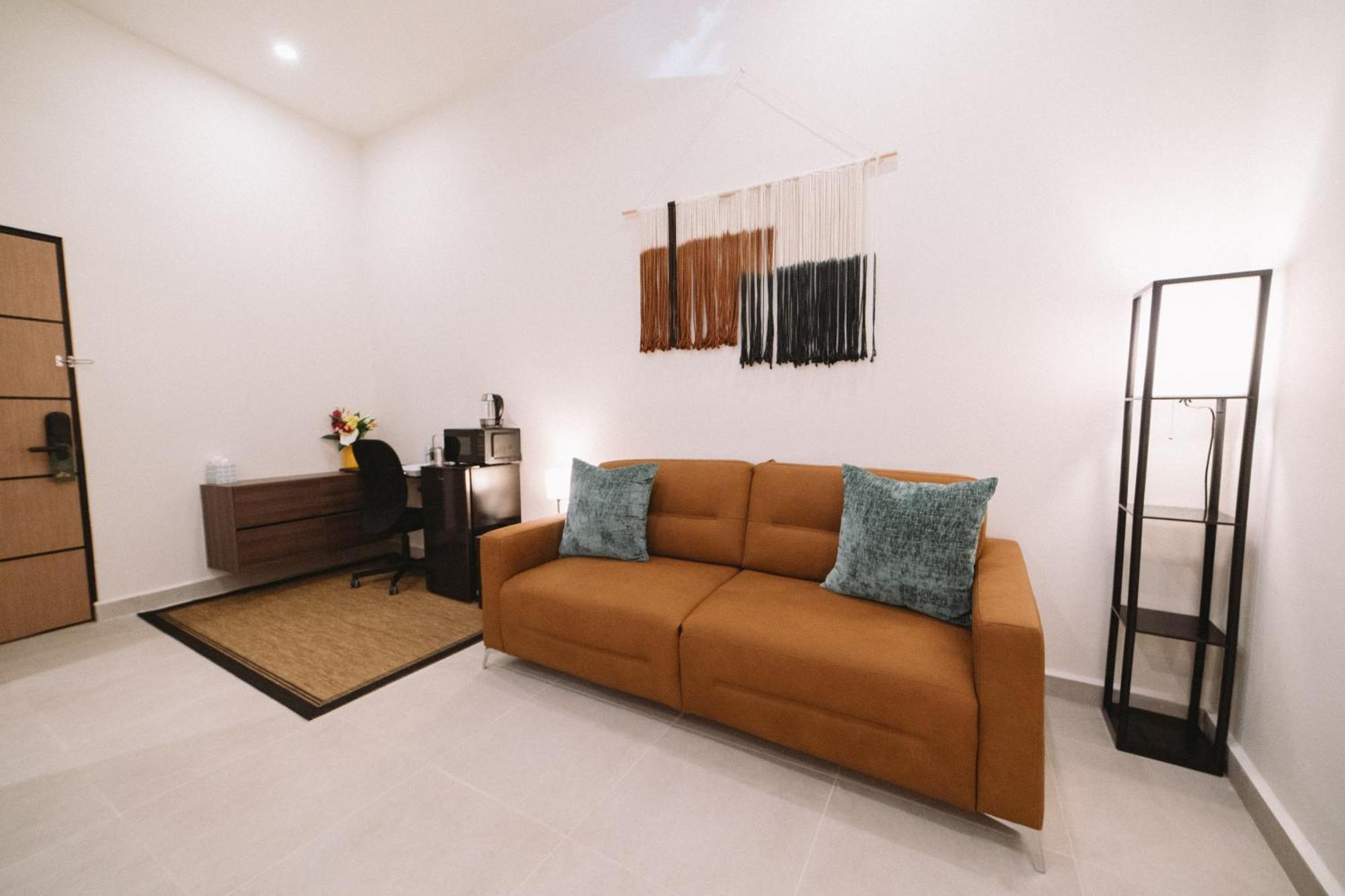 The Looking Glass Hotel 3*